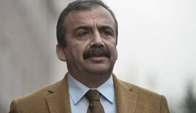 Sırrı Süreyya Önder: HDP kitlesi, elinde kör bıçakla bekleyenin bıçağını asla yalamaz