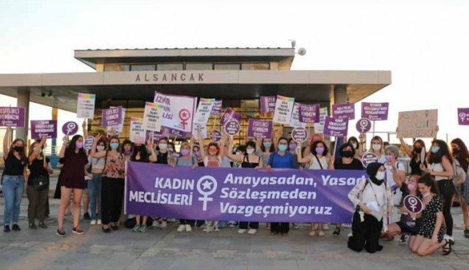 İstanbul Sözleşmesi'ne ilişkin açıklama yapan kadınlar, Danıştay kararını yırtıp çöpe attı