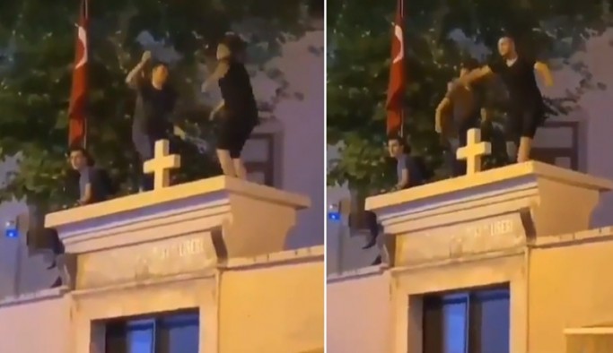 Kadıköy'de Surp Takavor Kilisesi'nin üstüne çıkarak dans eden 3 kişi gözaltına alındı