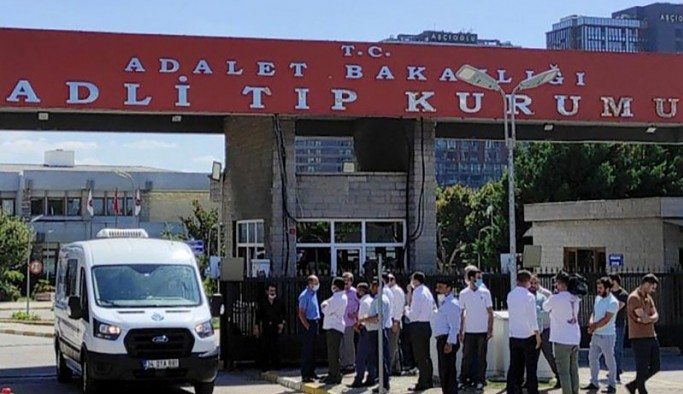 Sokakta çıkan çatışmada balkonda oturan kadın vurularak hayatını kaybetti