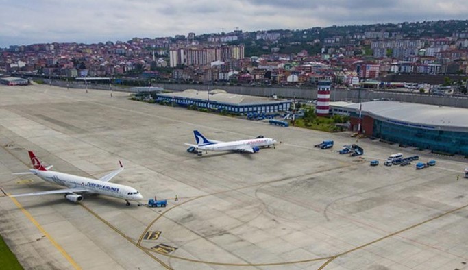 Trabzon Havalimanı'nda paralar havaya saçılmış