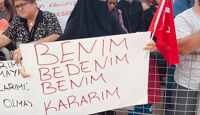 Aşılanmaya karşı 'Büyük Uyanış' mitingi düzenlendi