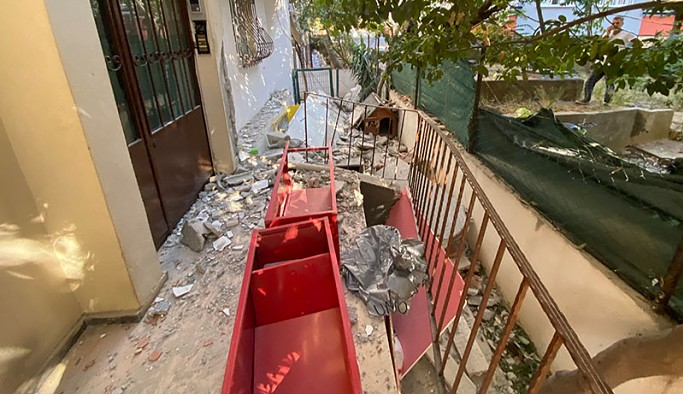 Kadıköy'de 2 balkon çöktü; mahalleli sokağa döküldü