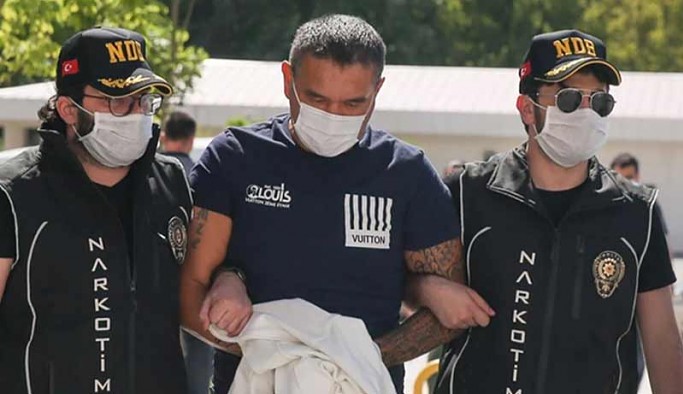 Kırmızı bültenle aranan isme silah ruhsatı veren vali