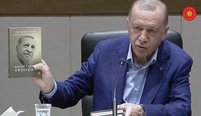 Kitabının Fransızcasını gösteren Erdoğan 'İngilizcesi' dedi