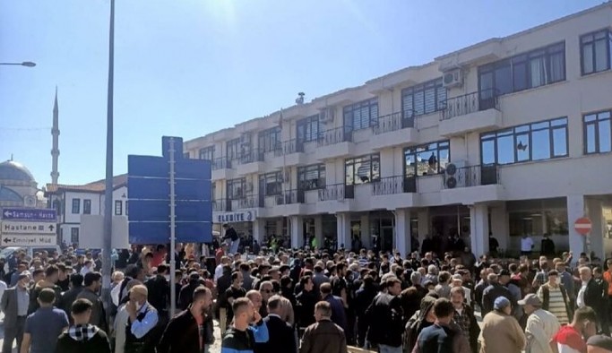 Köylüler isyan etti: AKP’li belediyeyi taşladılar, polis müdahale etti