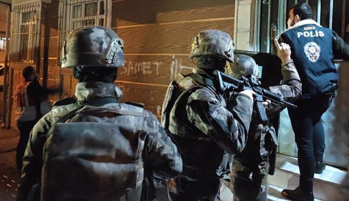Polis ve asker evleri bastı: 3 gözaltı