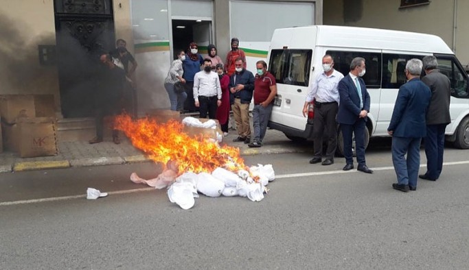 Trabzon'da MHP'li başkan 'Kürdistan şapkası' diye fabrikayı basıp malları yaktı