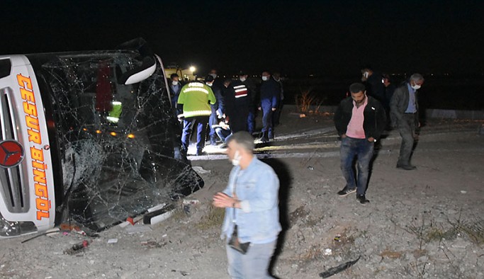 Yolcu otobüsü devrildi: 14 yaralı