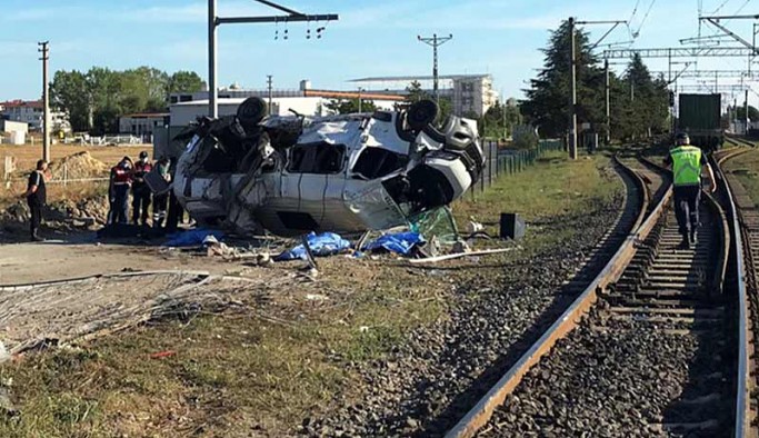 Yük treni minibüse çarptı: 4 ölü, 7 yaralı