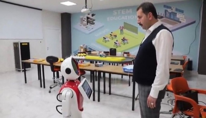 AKP'li Belediye Başkanı robota sordu: En çok kimi seviyorsun?