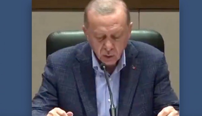 Erdoğan'ın prompterdan sonra soruları kağıda bakarak cevaplaması gündem oldu