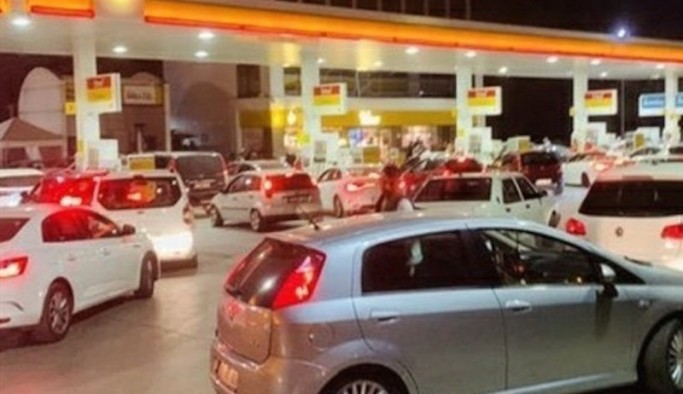 AKP'li vekilin açıklamaları tepki çekti: İstasyonlardaki kuyruk zamdan değil, araç sayısı fazla