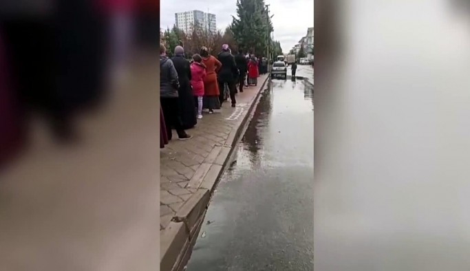 Ankara'da 1 lira daha ucuz ekmek için yağmur altında metrelerce kuyruk oluştu
