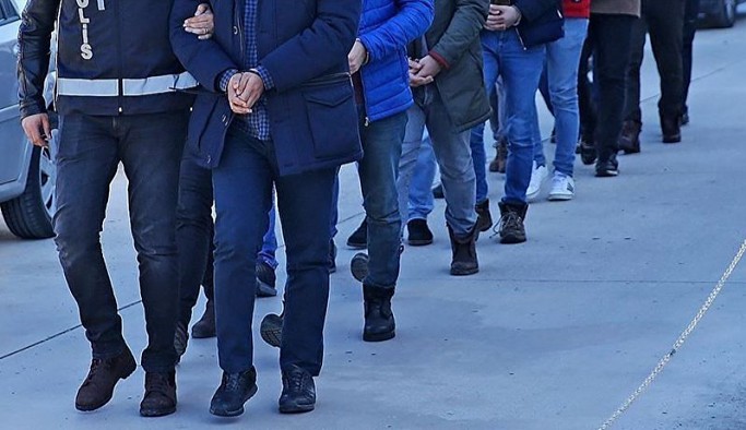 Aralarında doktor ve öğretmenlerin de olduğu çok sayıda kişi gözaltına alındı