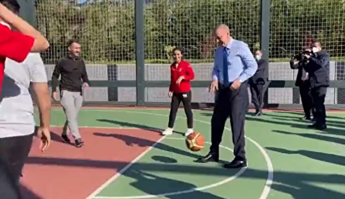 Hasta iddialarının ardından Erdoğan gençlerle basketbol oynadı