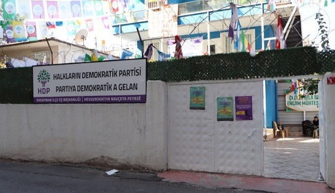 Karakola 150 metre uzaklıktaki HDP binasına molotoflu saldırı