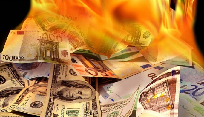 Kurlar kontrolden çıktı: Dolar 12,47 lirayı geçti, euro 13,59'u gördü