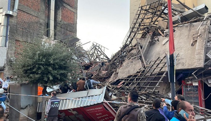 Malatya'da iş yerlerinin olduğu bina çöktü: Yaralılar var