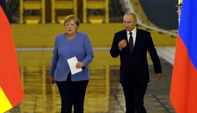 Merkel 'sığınmacı krizi' için Putin'le görüştü