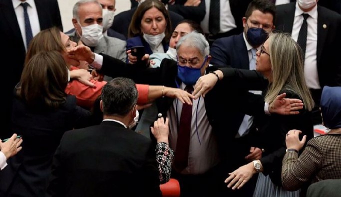 Meclis’te bu kez kadın vekiller kavga etti, erkek vekiller ayırdı