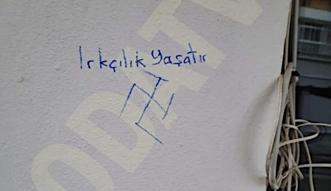 CHP İzmir İl Binası'na 'Irkçılık yaşatır' yazıldı, gamalı haç çizildi