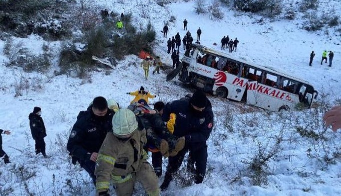 İstanbul'da yolcu otobüsü devrildi: Ölüler ve yaralılar var