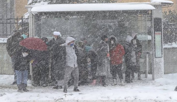 İstanbul Valisi: 'Sağlık ve ulaşım hizmetleri dışındaki memur, işçi ve diğer personeller salı günü izinli sayılacak'