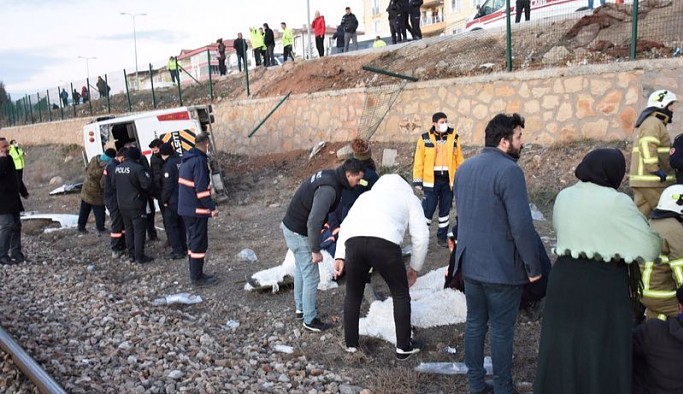 Kırıkkale'de işçi servisi tren yoluna devrildi: Çok sayıda yaralı