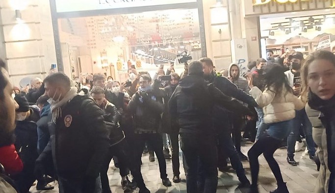 Taksim'de Enes Kara açıklamasına müdahale: Çok sayıda gözaltı