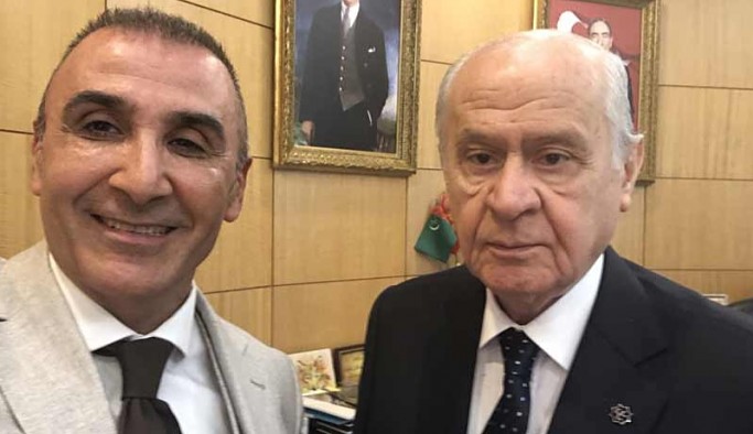 Bahçeli'nin basın danışmanı Metin Özkan bir kadının çantasından gizlice para alırken görüntülendi