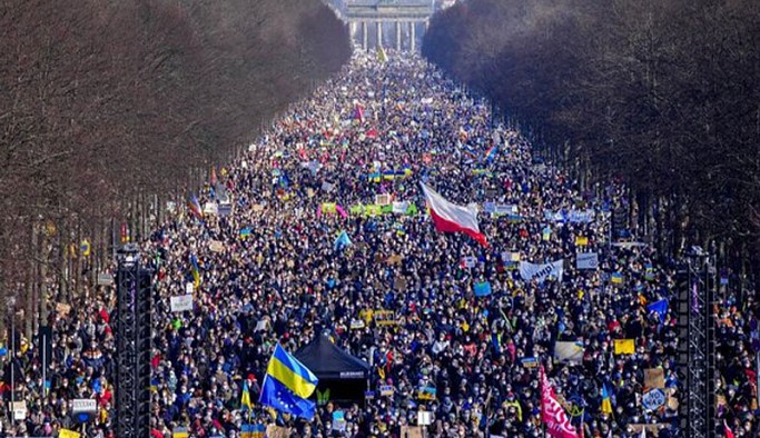 Berlin'de Ukrayna işgaline karşı 100 bin kişi toplandı: Putin, terapiye git