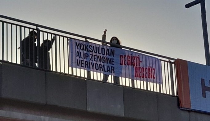 İstanbul’un birçok noktasına ‘Değişti-receğiz’ pankartı asıldı