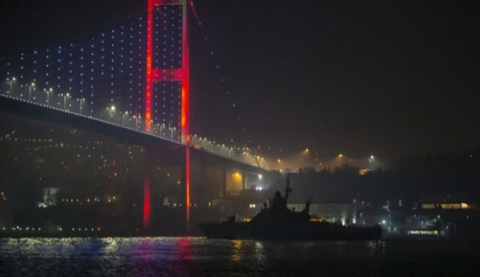 Rus askeri gemisi İstanbul Boğazı'ndan geçerek Karadeniz'e açıldı