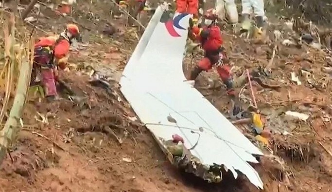 Çin'de düşen yolcu uçağındaki 132 kişinin öldüğü kesinleşti