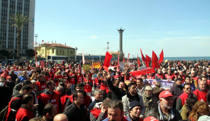 DİSK'ten İzmir'de miting: İşçiler kefen giyip tabut taşıdı