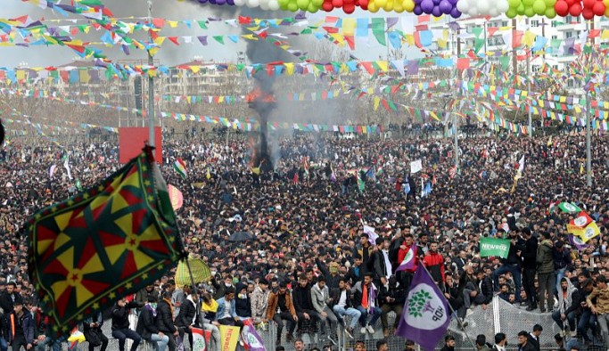 Diyarbakır'da alan doldu, Newroz ateşi yandı: 'Kürt halkının sesini kısmak isteyenler yanıldı'