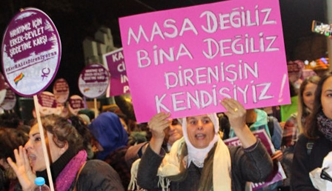 Ev baskınları: Aralarında belediye başkanı ve aktivistlerin de olduğu 14 kadın gözaltına alındı