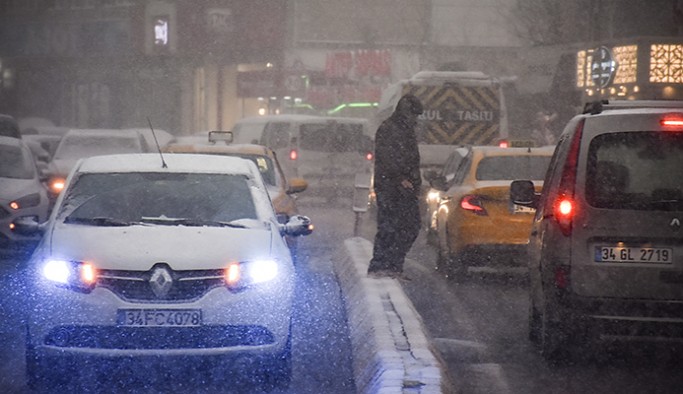 İstanbul'da yoğun kar yağışı etkili oluyor