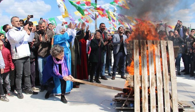 Newroz ateşi yakıldı: Kutlamalar 19 merkezde başladı