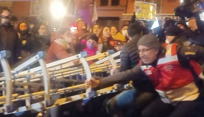 Taksim'de Feminist Gece Yürüyüşü öncesi kurulan barikat kadınlar tarafından yıkıldı