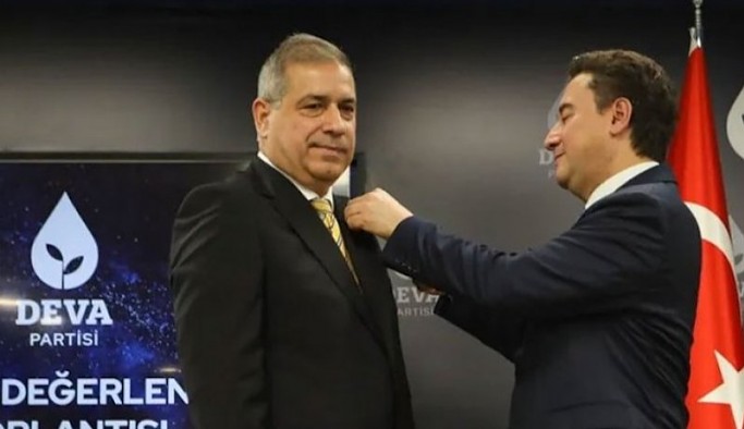 AKP'li eski vekil DEVA Partisi'ne katıldı; rozeti Babacan taktı