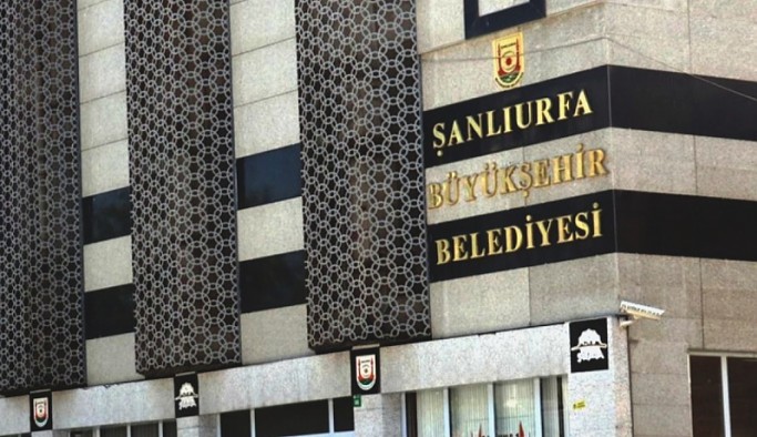 AKP’li meclis üyesinden AKP’li belediyeye: Yakın arkadaşlara davetiye usulü ile ihale veriliyor