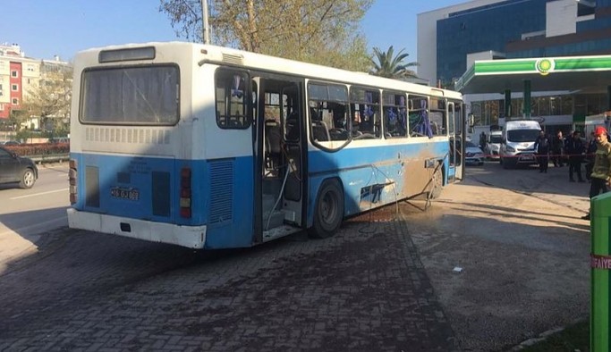 Cezaevi personelini taşıyan araçta patlama: Ölü ve yaralılar var