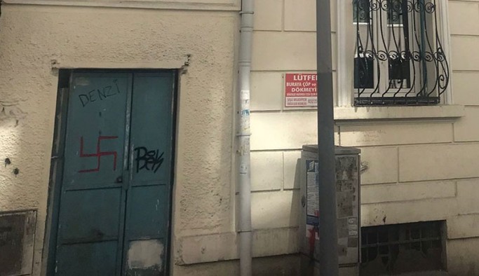 Ermeni Katolik ilk ve ortaokulunun kapısına nazi sembolü çizildi