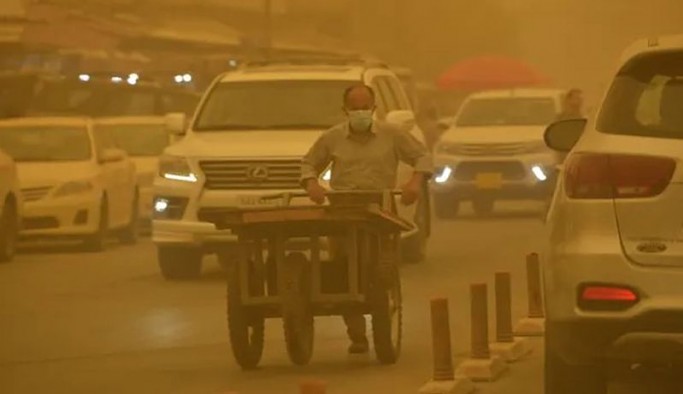 Kum fırtınasında yüzlerce kişinin hastanelik olduğu Irak'ta hava durumu açıklamaları yasaklandı