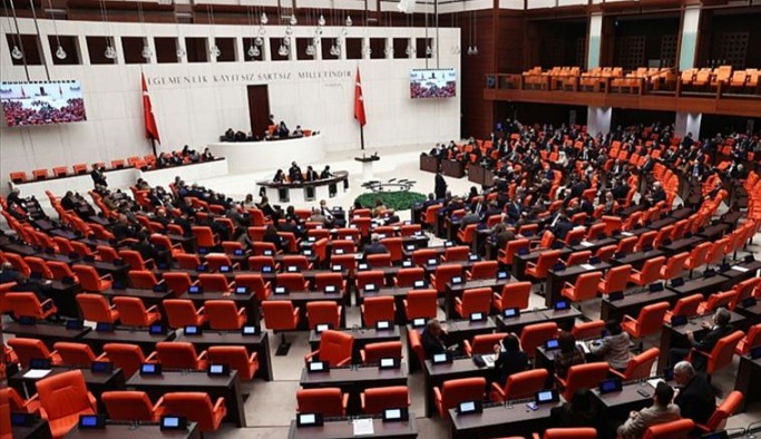 Seçim yasası görüşülürken AKP'li milletvekiller maç izlemeye gitmiş