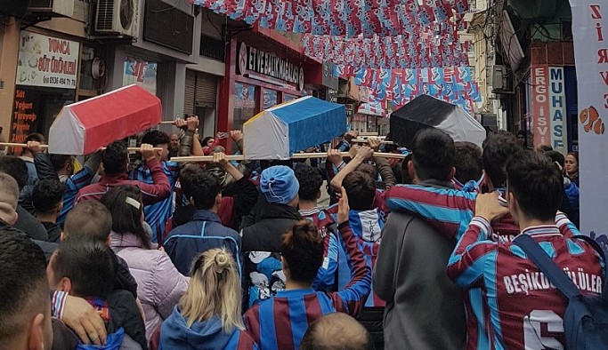 Tepki yağdı: Trabzonspor taraftarları üç büyüklerin tabutunu yapıp denize attı!