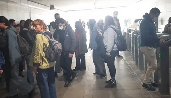 Ulaşım zammını turnikelerden atlayarak protesto ettiler