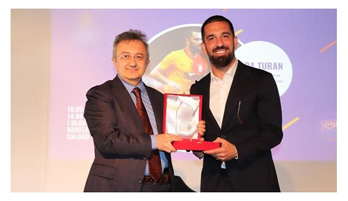 Arda Turan ‘2022 yılının örnek alınan futbolcusu’ seçildi, sosyal medya tepki verdi